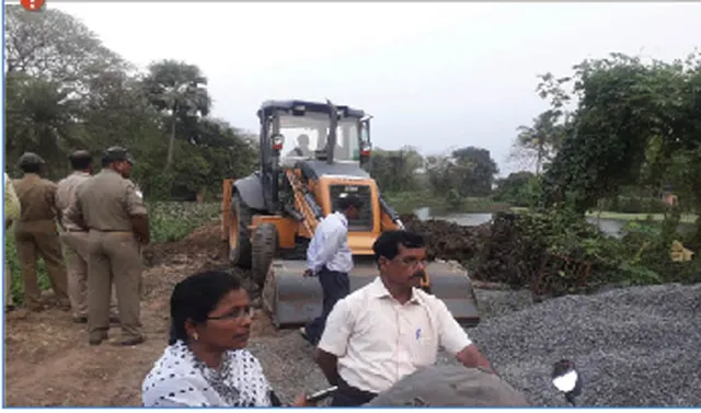 ପାଦପଦ୍ମ ପୋଖରୀ ପୋତି ବେଆଇନ୍ ରାସ୍ତା ଭଙ୍ଗାଗଲା