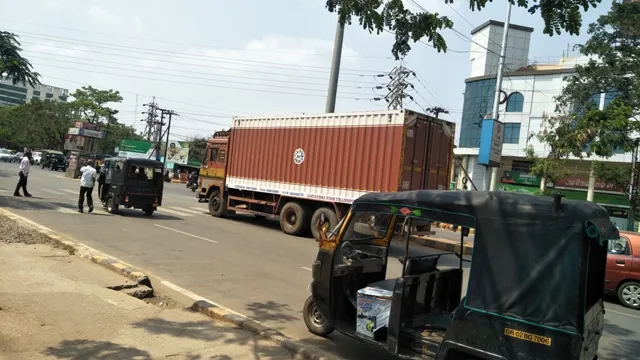 କଟକଣାକୁ ଖାତିର ନାହିଁ : ସହରରେ ଭାରୀଯାନ ଚଳାଚଳ ନେଇ କଟକଣା ରହିଥିଲେ ମଧ୍ୟ ଜନଗହଳିପୂର୍ଣ୍ଣ ନନ୍ଦନକାନନ-ଜୟଦେବବିହାର ରାସ୍ତାରେ ବେଧଡ଼କ ପଶୁଛି ଭାରୀଯାନ