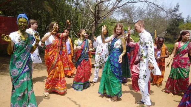 କୋଣାର୍କରେ ପ୍ରାକୃତିକ ରଂଗରେ ଭିଜିଲେ ବିଦେଶୀ ପର୍ଯ୍ୟଟକ