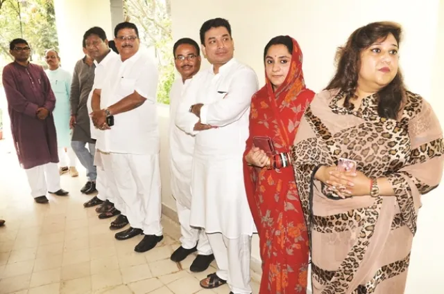 ୧୬୮ ପାଇଁ ୩୦ ହଜାର ଆଶାୟୀ : ନବୀନ ନିବାସରେ ଭିଡ଼ ବଢୁଛି; ମାଳବିକା ଦେଓ, ସମ୍ବିତ ଭେଟିଲେ