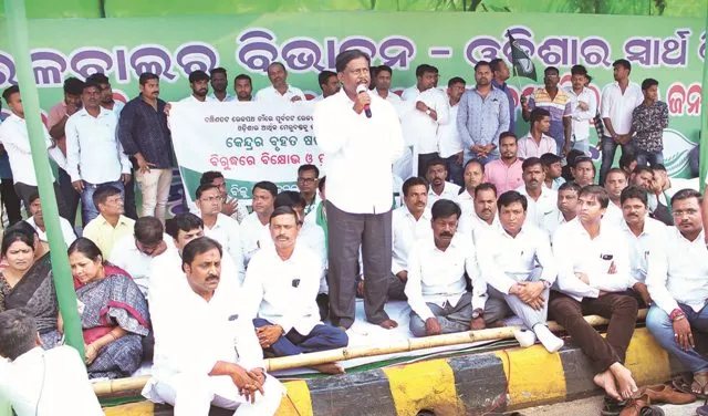 ପୂର୍ବତଟ ରେଳପଥ ବିଭାଜନ ନେଇ ଜୋର୍‌ ଧରିଲା ରାଜନୀତି : ରେଳପଥ ଅଫିସ୍ ସାମ୍ନାରେ ବି‌କ୍ଷୋଭ କଲା ବିଜେଡି, ପ୍ରଧାନମନ୍ତ୍ରୀଙ୍କୁ ଚିଠି ଲେଖି ପ୍ରତିବାଦ ଜଣାଇଲେ ନବୀନ