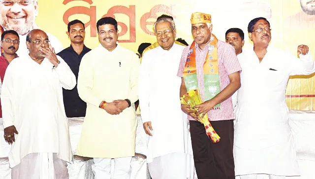 ପଦ୍ମ ଧରିଲେ ପୂର୍ବତନ ଡିଜିପି ପ୍ରକାଶ ମିଶ୍ର : ‘ଗତ ୫ ବର୍ଷରେ ଓଡ଼ିଶା ଶାସନ ନୀଚ୍ଚ ସ୍ତରକୁ ଚାଲିଯାଇଛି’