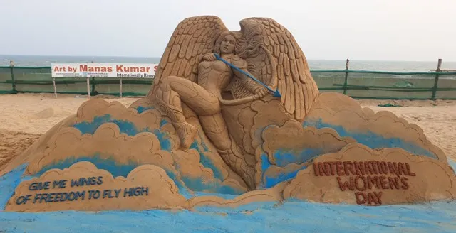 ଆନ୍ତର୍ଜାତିକ ମହିଳା ଦିବସ ଉପଲକ୍ଷେ ପୁରୀ ବେଳାଭୂମିରେ ଶିଳ୍ପୀ ମାନସ ସାହୁଙ୍କ ଦ୍ବାରା ନିର୍ମିତ ବାଲୁକା କଳାରେ ନାରୀ ସଶକ୍ତିକରଣ ବାର୍ତ୍ତା