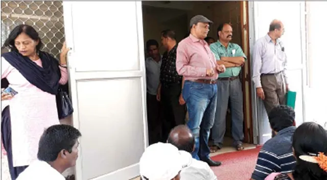 ଡିଇଓ କାର୍ଯ୍ୟାଳୟ ଘେରିଲେ ଶିକ୍ଷକ