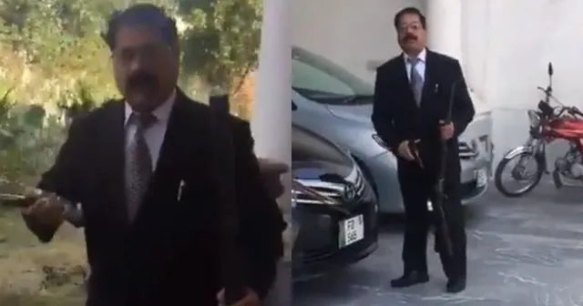 ଭାଇରାଲ ହେଲା ପାକିସ୍ତାନୀ ଯୁବକଙ୍କ ଭିଡିଓ: ହାତରେ ବନ୍ଧୁକ ଧରି ସବୁ ଭାରତୀୟଙ୍କୁ ମୁଁ ଏକା ମାରିଦେବି ବୋଲି କହୁଥିବା ଶୁଣି ହସିବାକୁ ଲାଗିଲେ ଲୋକେ