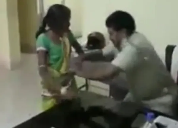 ମହିଳାଙ୍କୁ ଚାପୁଡ଼ା ମାରିବା ଘଟଣା: ଭିଡ଼ିଓ ଭାଇରାଲ ହେବା ପରେ କାର୍ଯ୍ୟାନୁଷ୍ଠାନ, ରେଙ୍ଗାଲି ଏଏସ୍‌ଆଇ ନିଲମ୍ବିତ