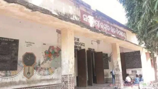 ଅବ୍ୟବସ୍ଥା ଘେରରେ ଜହ୍ନିପଦା ସରକାରୀ ଉନ୍ନୀତ ଉଚ୍ଚ ବିଦ୍ୟାଳୟ : ଦଶଟି ଶ୍ରେଣୀକୁ ୪ ଗୃହ, ବାରଣ୍ଡାରେ ବସୁଛନ୍ତି ଛାତ୍ରଛାତ୍ରୀ