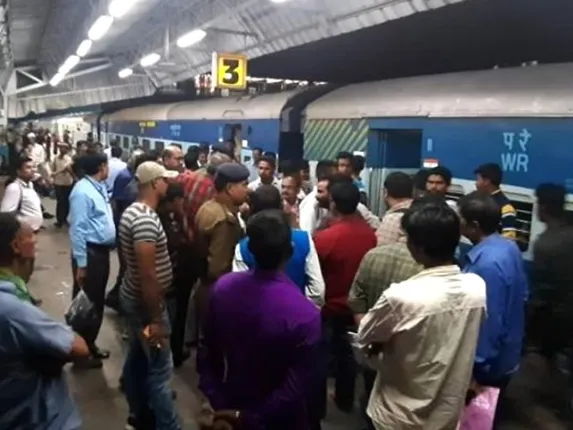 ଯାତ୍ରୀଙ୍କୁ ଟ୍ରେନ୍‌ ଛାତ ମନା