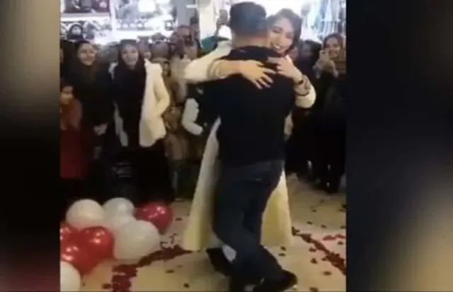 ସମସ୍ତଙ୍କ ଆଗରେ ବିବାହର ପ୍ରସ୍ତାବ ଦେବା ମହଙ୍ଗା ପଡ଼ିଲା, ଭିଡିଓ ଭାଇରାଲ ହେବା ପରେ ଜେଲ୍‌ ଗଲେ ପ୍ରେମୀଯୁଗଳ