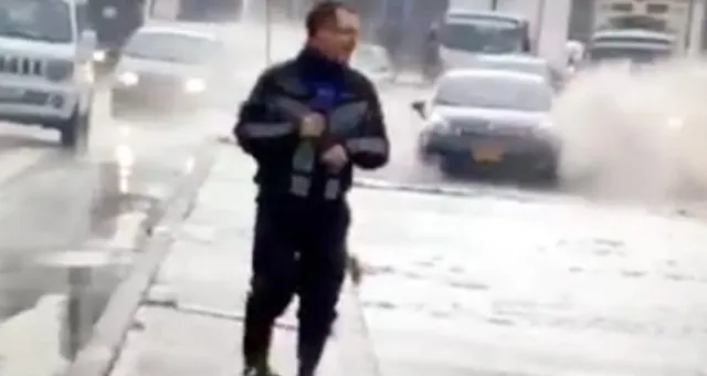 ବନ୍ୟା ସମୟରେ ଲାଇଭ୍‌ ରିପୋର୍ଟିଂ କରୁଥିଲେ ରିପୋର୍ଟର, ହଠାତ୍‌ ଘଟିଲା ଏଭଳି ଘଟଣା...