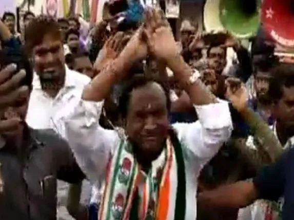 ରାଜନୀତିରେ କ’ଣ ନ ହୁଏ! ‘ନାଗିନ୍‌ ଡ୍ୟାନ୍ସ’ କରି ଭୋଟ ମାଗିଲେ ମନ୍ତ୍ରୀ, ଭିଡିଓ ଭାଇରାଲ୍‌