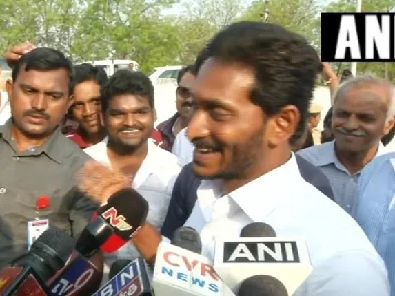 ଦୀର୍ଘ ସମୟ ଧରି ଧାଡ଼ିରେ ଛିଡ଼ା ହେଲେ ଜଗନ ମୋହନ ରେଡ୍ଡି, ଭୋଟ ଦେବା ପରେ ହସି ହସି ପଦାକୁ ଆସିଲେ