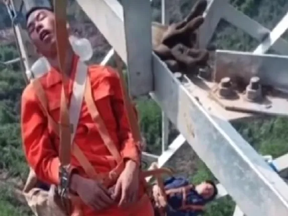 ୧୬୦ ଫୁଟ୍‌ ଉଚ୍ଚତାରେ ନିଦ! ଜୀବନକୁ ଖାତିର ନାଇ, ବିପଦପୂର୍ଣ୍ଣ ଖୁଣ୍ଟିରେ ଶୋଇପଡ଼ିଲେ ବିଦ୍ୟୁତ୍‌ କର୍ମୀ