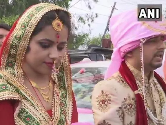 ବର-ବଧୂ ବେଶରେ ମତଦାନ କେନ୍ଦ୍ରରେ ପହଞ୍ଚିଲେ ନବବିବାହିତ ଦମ୍ପତି, ଫଟୋ ଭାଇରାଲ୍‌ ପରେ ପାଲଟିଗଲେ ଚର୍ଚ୍ଚିତ