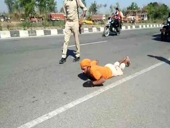 ମୁଖ୍ୟମନ୍ତ୍ରୀ ଯୋଗୀଙ୍କୁ ଭେଟିବା ପାଇଁ ରାସ୍ତାରେ ଶୋଇଶୋଇ ଯାଉଛନ୍ତି ପୂଜାରୀ