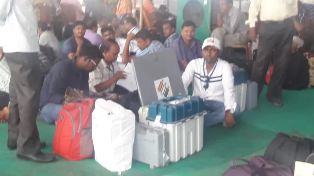 ତୃତୀୟ ପର୍ଯ୍ୟାୟ ନିର୍ବାଚନ ଲାଗି ବୁଥ୍‌ ଉଦ୍ଦେଶ୍ୟରେ ବାହାରିଲେ ପୋଲିଂ କର୍ମଚାରୀ