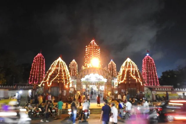 ରାମ ମନ୍ଦିର ଉପରେ ମେଘୁଆ ଆକାଶ। (ଫଟୋ: ବିଭୂତି, ଭୁବନେଶ୍ୱର)