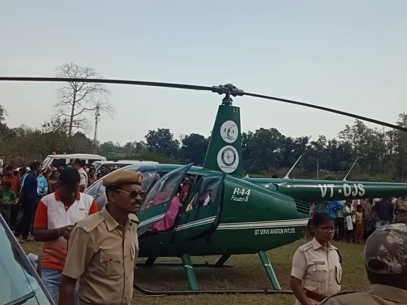 ସମ୍ବଲପୁର: ଇନ୍ଧନ ଶେଷ ହେବାରୁ ଜରୁରୀ ଅବତରଣ କଲା ବିଜେପି ହେଲିକପ୍ଟର, ବିଜେଡି ସମର୍ଥକଙ୍କ ମହଲରେ ହଇଚଇ