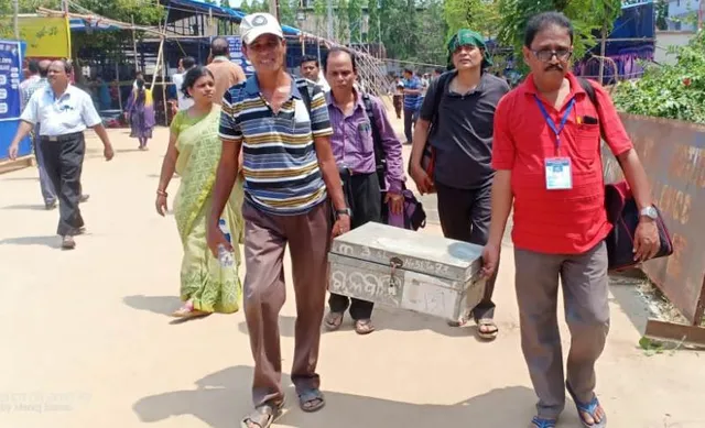 ଚତୁର୍ଥ ପର୍ଯ୍ୟାୟ ମତଦାନ ପାଇଁ ବାହାରିଲେ ପୋଲିଂ କର୍ମଚାରୀ