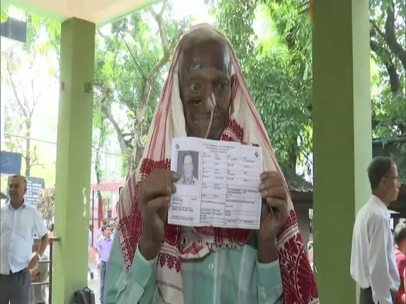 ଜୀବନର ଶେଷ ପର୍ଯ୍ୟାୟରେ ଥିବା ୬୮ ବର୍ଷିୟ କର୍କଟ ପୀଡ଼ିତ ଭୋଟ୍‌ ଦେଇ ପୂରା କଲେ ନାଗରିକ କର୍ତ୍ତବ୍ୟ