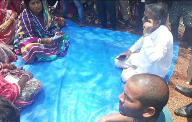 ବିଶୃଙ୍ଖଳିତ ଏଜେଣ୍ଟଙ୍କୁ ତଡ଼ିଲେ ସୁରକ୍ଷାକର୍ମୀ, ଧାରଣାରେ ବସିଲେ ବଦ୍ରି