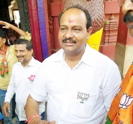 ଭାଇ ପାଇଁ ଅଣ୍ଟା ଭିଡ଼ିଲେ ଭାଇ : ରକ୍ତ ସମ୍ପର୍କ ଆଗ, ଦଳ ପଛ