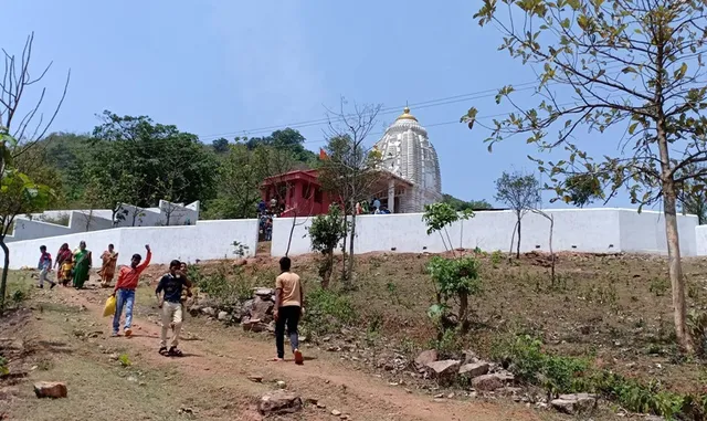 କୋରାପୁଟ: ମନ୍ଦିରକୁ ଯିବା ସକାଶେ ମଧ୍ୟ ରାସ୍ତା ଚାଖଣ୍ଡେ ଛାଡ଼ିଲେ ନାହିଁ, ଭକ୍ତଙ୍କ ମନରେ ଅସନ୍ତୋଷ