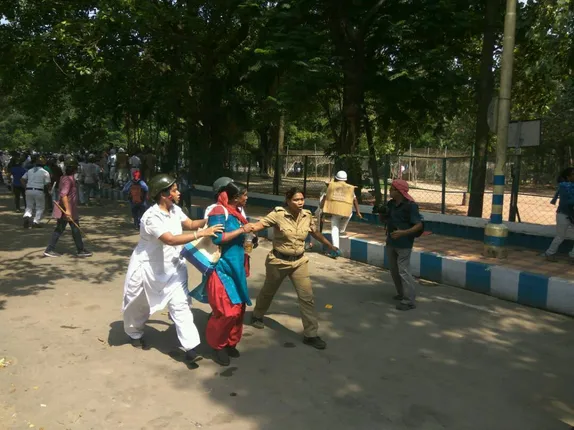 ଦ୍ୱିତୀୟ ପର୍ଯ୍ୟାୟ ନିର୍ବାଚନ: ବିଭିନ୍ନ ସ୍ଥାନରେ  ନିର୍ବାଚନୀ ହିଂସା, କାହାର ଜୀବନ ଗଲା ତ କେଉଁଠି ଇଭିଏମ୍‌ ନଷ୍ଟ ହେଲା