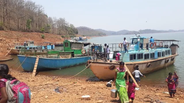 ଅଟକ ଲଞ୍ଚ୍‌ କର୍ମଚାରୀଙ୍କୁ ଛାଡ଼ିଲେ ନକ୍ସଲ, ୩୧ ଦଫା ଦାବି ପୂରଣ ନେଇ ପୋଷ୍ଟର ମାରିଲେ