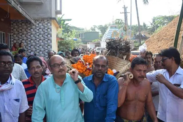କାନ୍ଧରେ ଶବ ବୋହିଲେ ବିଧାୟକ ପ୍ରାର୍ଥୀ ସମ୍ବିତ