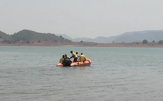 ନିର୍ବାଚନରେ ସାମିଲ୍‌ ହେଲେ ଜଳବନ୍ଦୀ ଲୋକେ, ଲଞ୍ଚ୍‌ରେ ପହଞ୍ଚିଲେ ପୋଲିଂ କର୍ମଚାରୀ