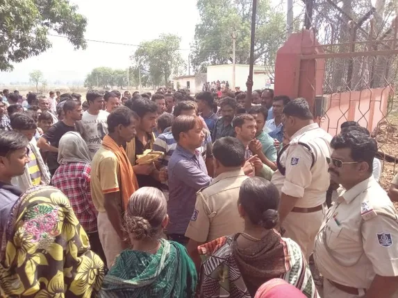 ଦୁର୍ଘଟଣାରେ ଯୁବକଙ୍କ ମୃତ୍ୟୁ ପରେ ଉତ୍ତେଜନା : କତରବଗା ଥାନା ଘେରାଉ, ରାସ୍ତାରୋକ, ଥାନାରେ ଭଙ୍ଗାରୁଜା ଘଟଣାରେ ୯ ଗିରଫ