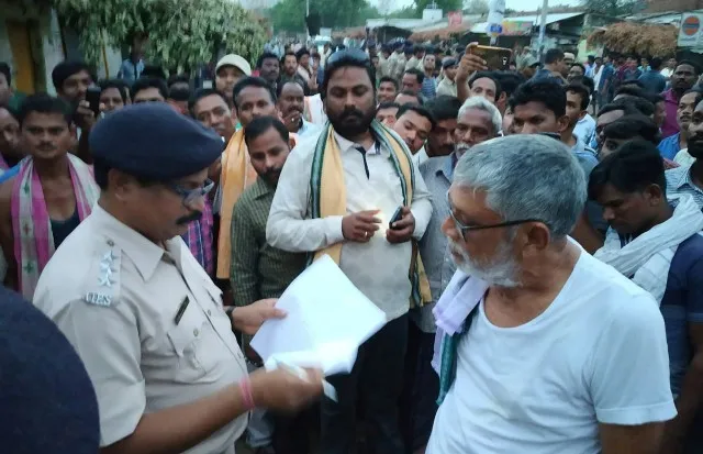 ସାଲେଭଟାରେ ମୁଖ୍ୟମନ୍ତ୍ରୀଙ୍କ କାରକେଡକୁ ଢେଲା ମାଡ଼ : ବାଳଗୋପାଳ ମିଶ୍ର, ପୁଅ ଆକାଶ ଅଟକ, ପୁଲିସର ଲାଠିଚାର୍ଜ ଓ ଫ୍ଲାଗମାର୍ଚ୍ଚ