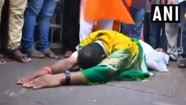 ନିର୍ବାଚନୀ ପ୍ରଚାରର ଶେଷ ଦିନରେ ପୁଣି ଚର୍ଚ୍ଚା ପାଲଟିଲେ ସମ୍ବିତ, ସୋସିଆଲ୍‌ ମିଡିଆରେ ଛାଇଲା ପୁରୀ ବିଜେପି ପ୍ରାର୍ଥୀଙ୍କ ଭାଇରାଲ୍‌ ଭିଡିଓ