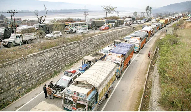 ଜମ୍ମୁ-ଶ୍ରୀନଗର ରାଜପଥ ବନ୍ଦ, ଶହ ଶହ ଗାଡ଼ି ଅଟକ