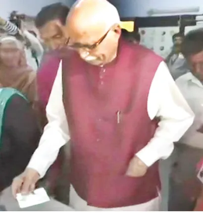 ୩ ଦଶନ୍ଧୀ ପରେ ଆଡଭାନୀ ସାଧାରଣ ଭୋଟର୍‌ ଭାବେ ମତଦାନ କଲେ