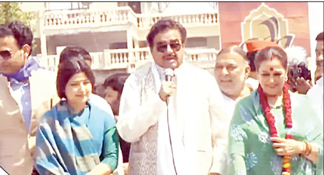 କଂଗ୍ରେସର ଚିନ୍ତା ବଢ଼ାଇଲେ ଶତ୍ରୁଘ୍ନ ସିହ୍ନା, ପତ୍ନୀ ତଥା ସପା ପ୍ରାର୍ଥୀଙ୍କ ରୋଡ୍‌ସୋରେ ସାମିଲ