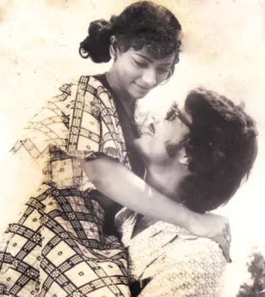 ପ୍ରଦର୍ଶିତ ହେବ ୧୯୭୭ର, ରକ୍ତ ଗୋଲାପ