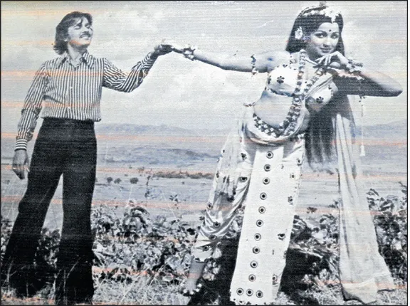 ସ୍ମୃତି ଛାୟାରେ ‘ରକ୍ତ ଗୋଲାପ’ ଦୁଇ ନାୟିକାଙ୍କ ସହ ଦେଖି ରାଗିଗଲେ ଜନଜାତି ଲୋକେ