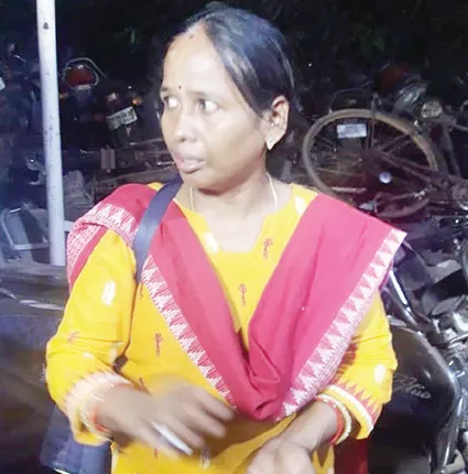 ସିଆରପିଏଫ୍‌ ମହିଳା ଅଧିକାରୀଙ୍କ ଠାରୁ ଝାମ୍ପିନେଲେ ଭ୍ୟାନିଟ୍‌