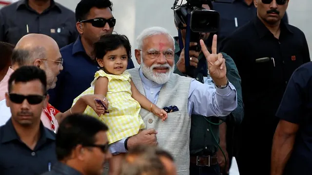 ଭୋଟ୍‌ ଦେବା ପରେ ମୋଦୀ କାଖକୁ ଟେକି ନେଇଥିବା ଏହି କୁନି ଝିଅଟି କିଏ?