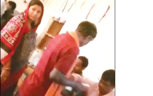 ଘସିପୁରାରେ ବୁଥ୍‌ ରିଗିଂ ଭିଡିଓ ଭାଇରାଲ, ବ୍ଲକ୍‌ ଅଧ୍ୟକ୍ଷା ଓ ଦିଅରଙ୍କ କବ୍‌ଜାରେ ବୁଥ୍‌!