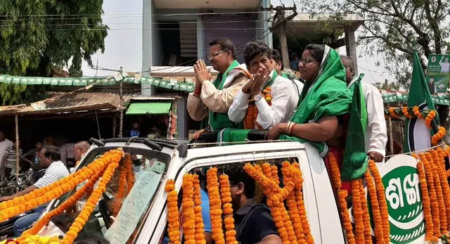 ଖଣ୍ଡପଡ଼ାରେ ଜମୁଛି ପ୍ରଚାର : ଗାଁ ଗାଁ ବୁଲି ଭୋଟରଙ୍କୁ ଭେଟିଲେ ବିଜେଡି ପ୍ରାର୍ଥୀ ସୌମ୍ୟରଂଜନ