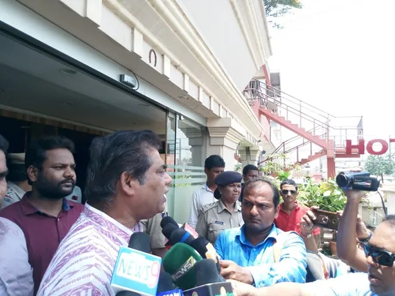 ଆର୍ଯ୍ୟ ଜ୍ଞାନେନ୍ଦ୍ରଙ୍କୁ ଆକ୍ରମଣ : ଭଦ୍ରକରେ ପ୍ରଫୁଲ୍ଲ ସମର୍ଥକଙ୍କ ଗୁଣ୍ଡାରାଜ, ଗାଡ଼ି ଭଙ୍ଗାରୁଜା, ଜୀବନରୁ ମାରି ଦେବାକୁ ଧମକ, ୧୦ ଜଣଙ୍କ ନାମରେ ଥାନାରେ ଏତଲା