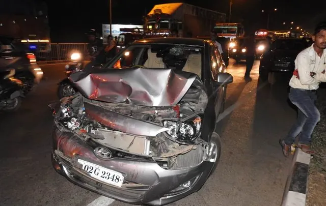 ବାଇକ ଅରୋହୀକୁ ବଂଚାଇବାକୁ ଯାଇ ଓଲଟିଲା କାର। (ଫଟୋ: ବିଭୂତି, ଭୁବନେଶ୍ୱର)