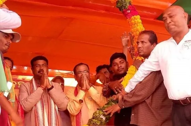 ହିଞ୍ଜିଳିକାଟୁରେ ବିଜେଡି-ବିଜେପି ପ୍ରଚାର ଜୋର୍‌ଦାର୍‌, ରାଜ୍ୟ ସରକାରଙ୍କ ଉପରେ ବର୍ଷିଲେ ଧର୍ମେନ୍ଦ୍ର