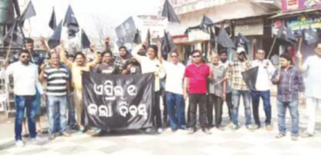 ଉଡ଼ିଲା କଳା ପତାକା: ପୁଲିସ୍‌ ସହ ଧସ୍ତାଧସ୍ତି, ୪୦ ଗିରଫ