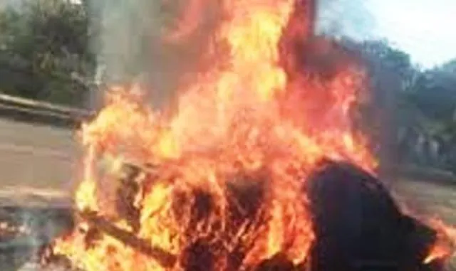 କନ୍ଧମାଳ: ପୋଲିଙ୍ଗ୍‌ ପାର୍ଟିକୁ ଓହ୍ଲାଇ ଦେଇ ଗାଡ଼ି ପୋଡ଼ି ଦେଲେ ମାଓବାଦୀ