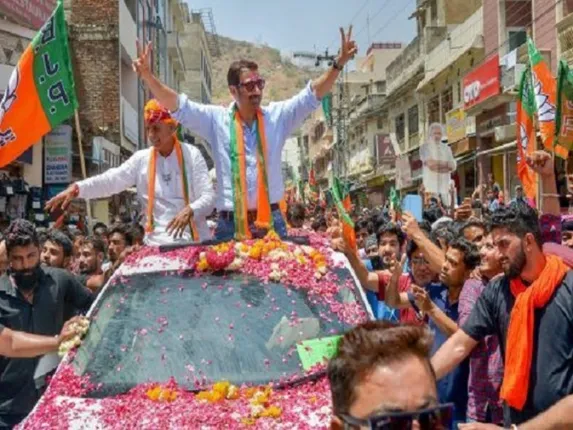 ୫୩କୋଟି ଟଙ୍କାର କରଜ କରିଛନ୍ତି ସନ୍ନି ଦେଓଲ, ଅସଲ ନାଁକୁ ନେଇ ସତ୍ୟପାଠରେ ହେଲା ଖୁଲାସା