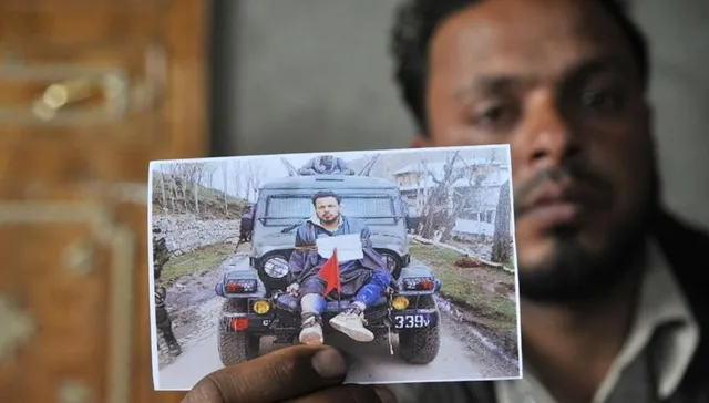 ଇଲେକ୍‌ସନ୍‌ ଡିୟୁଟିରେ ଥାଇ ବି ଭୋଟ୍‌ ଦେଲେ ନାହିଁ ୨୦୧୭ରେ ଆର୍ମି ଜିପ୍‌ରେ ବନ୍ଧା ହୋଇଥିବା ଫାରୁକ୍‌ ଦର୍‌